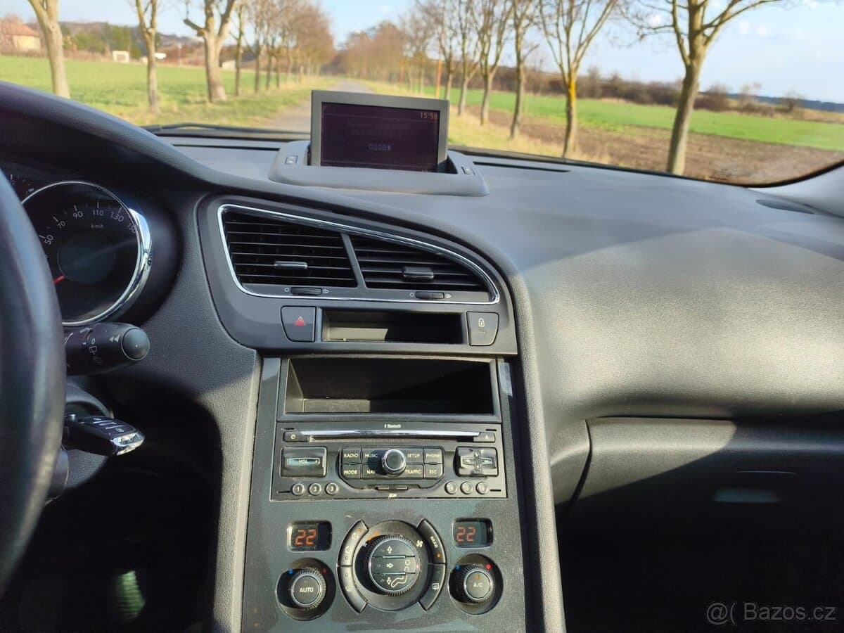 2010 Peugeot 5008 - 12