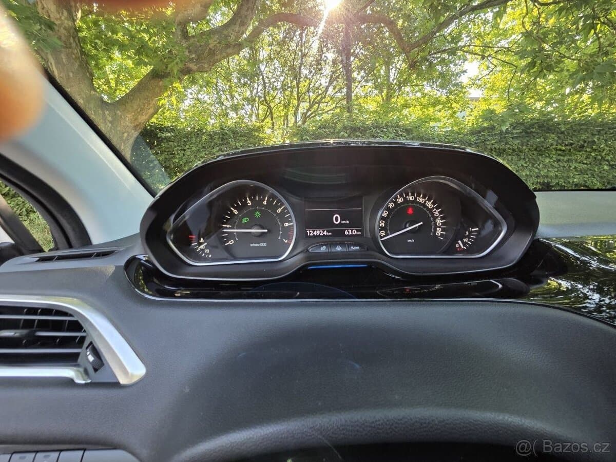 2013 Peugeot 208 - 12