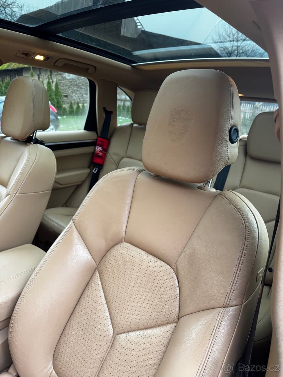 2010 Porsche CAYENNE - 12