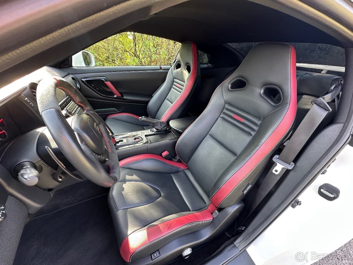 2014 Nissan GT-R - 12