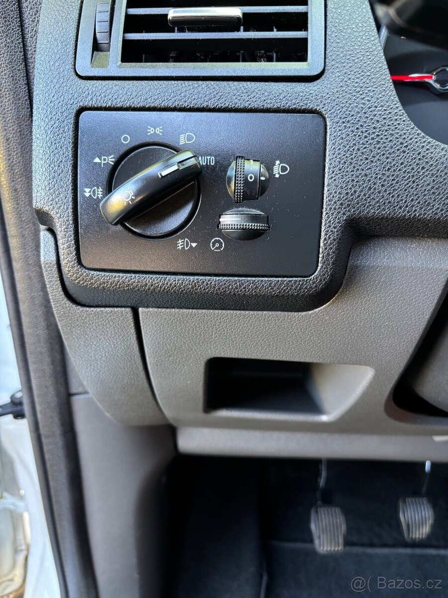 2010 Ford KUGA - 12