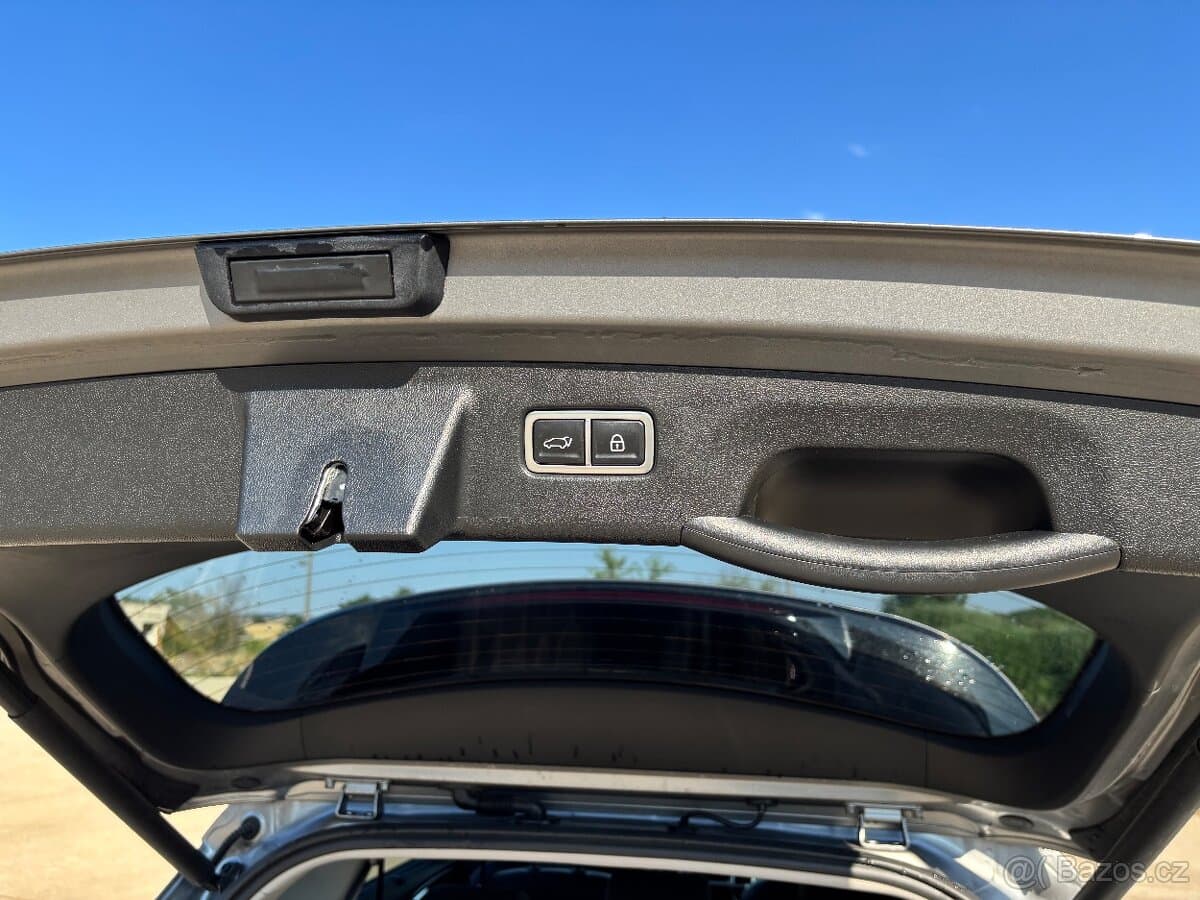 2022 Kia SORENTO - 12
