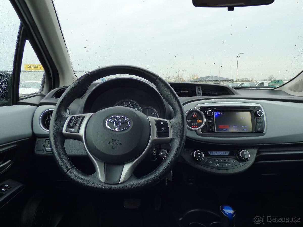 2013 Toyota YARIS - 12