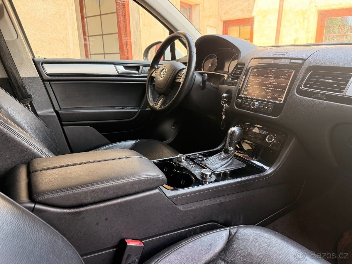 2010 Volkswagen TOUAREG - 12