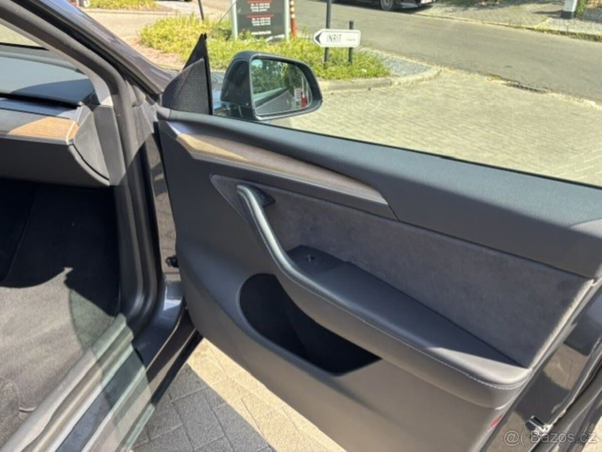 2022 Tesla MODEL Y - 12