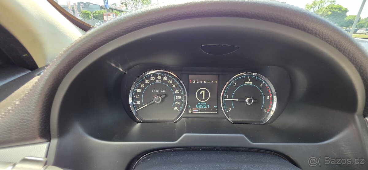 2012 Jaguar XF - 12