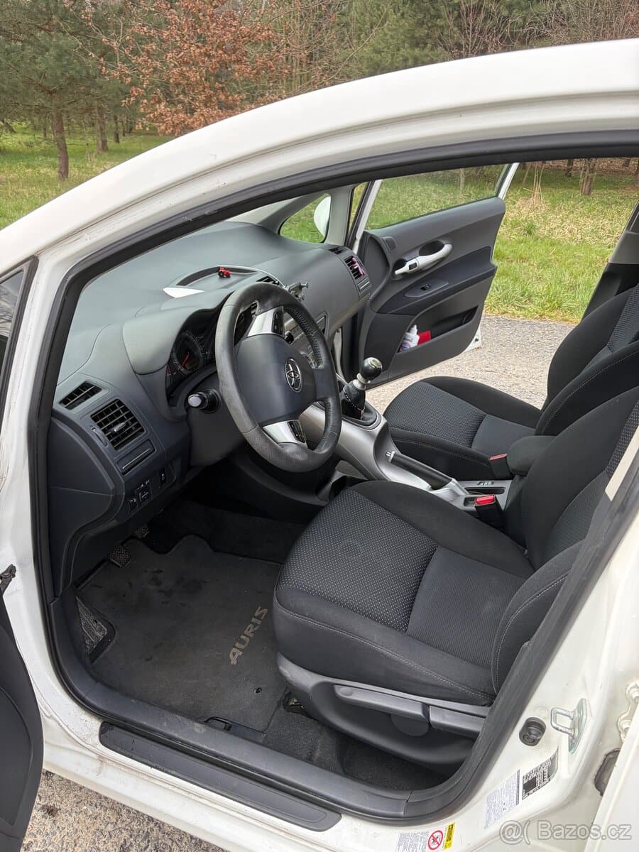 2011 Toyota AURIS - 12