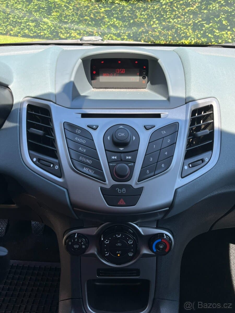 2010 Ford FIESTA - 12