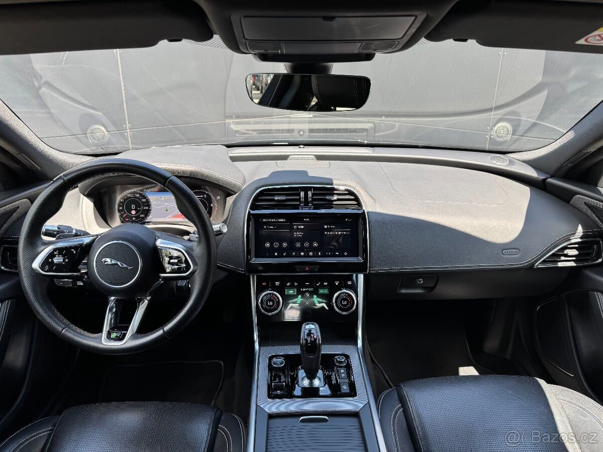 2020 Jaguar XE - 12
