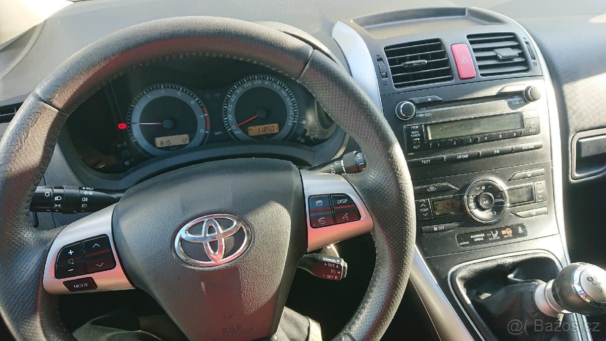 2011 Toyota AURIS - 12