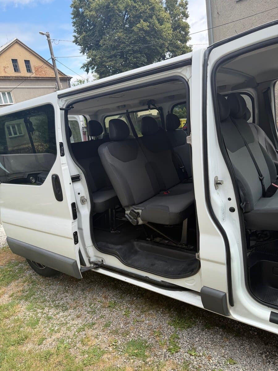 2011 Renault TRAFIC - 12
