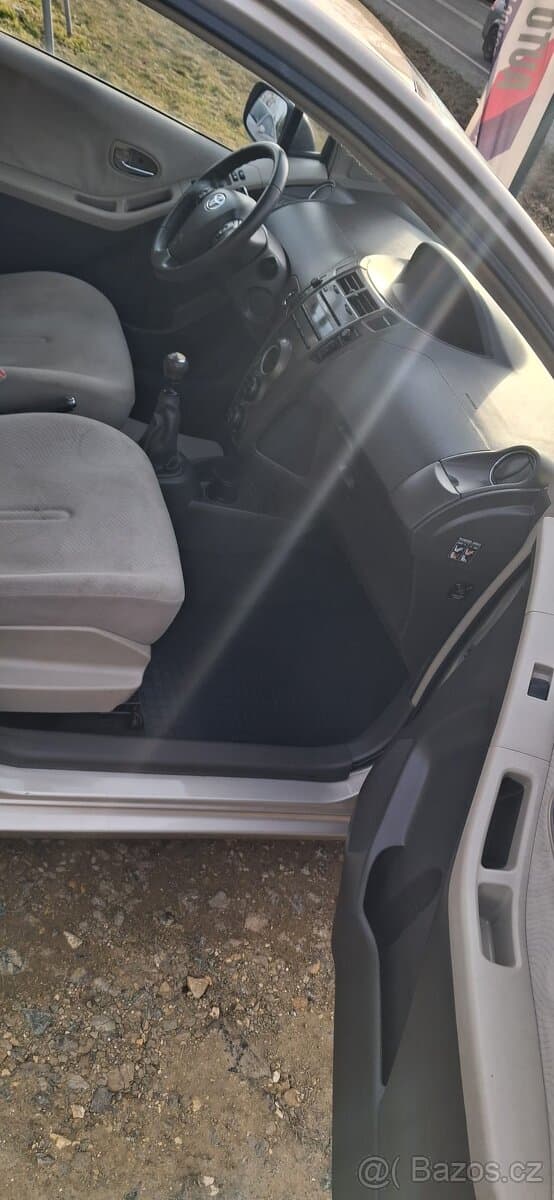 2010 Toyota YARIS - 12