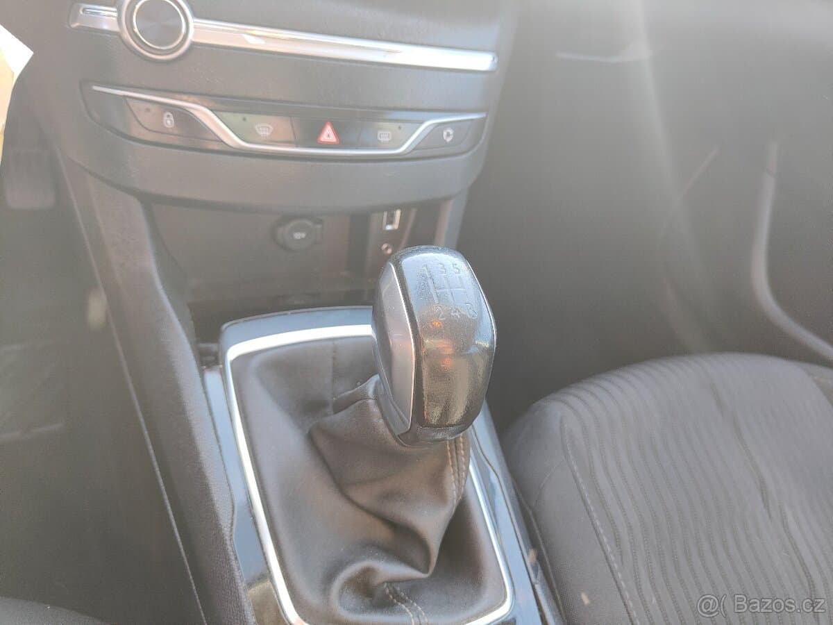 2015 Peugeot 308 - 12