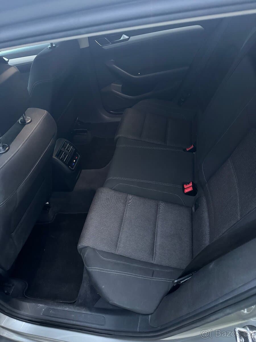 2015 Volkswagen PASSAT - 12
