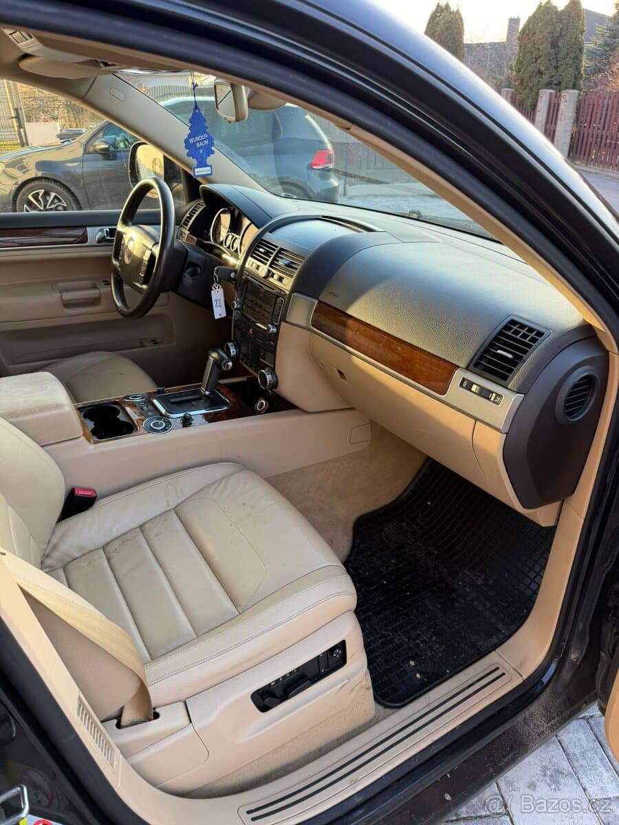 2010 Volkswagen TOUAREG - 12