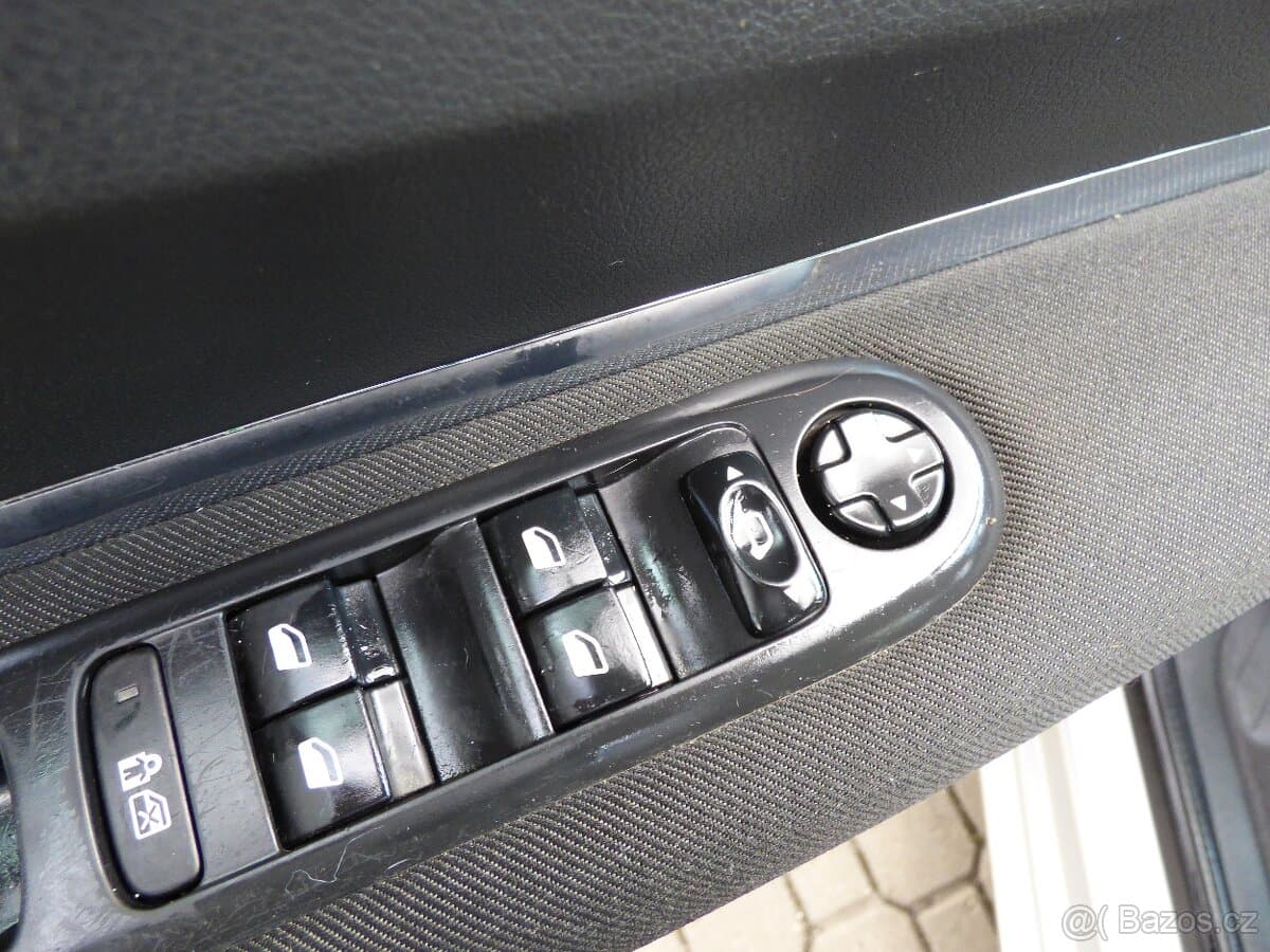 2010 Peugeot 5008 - 12