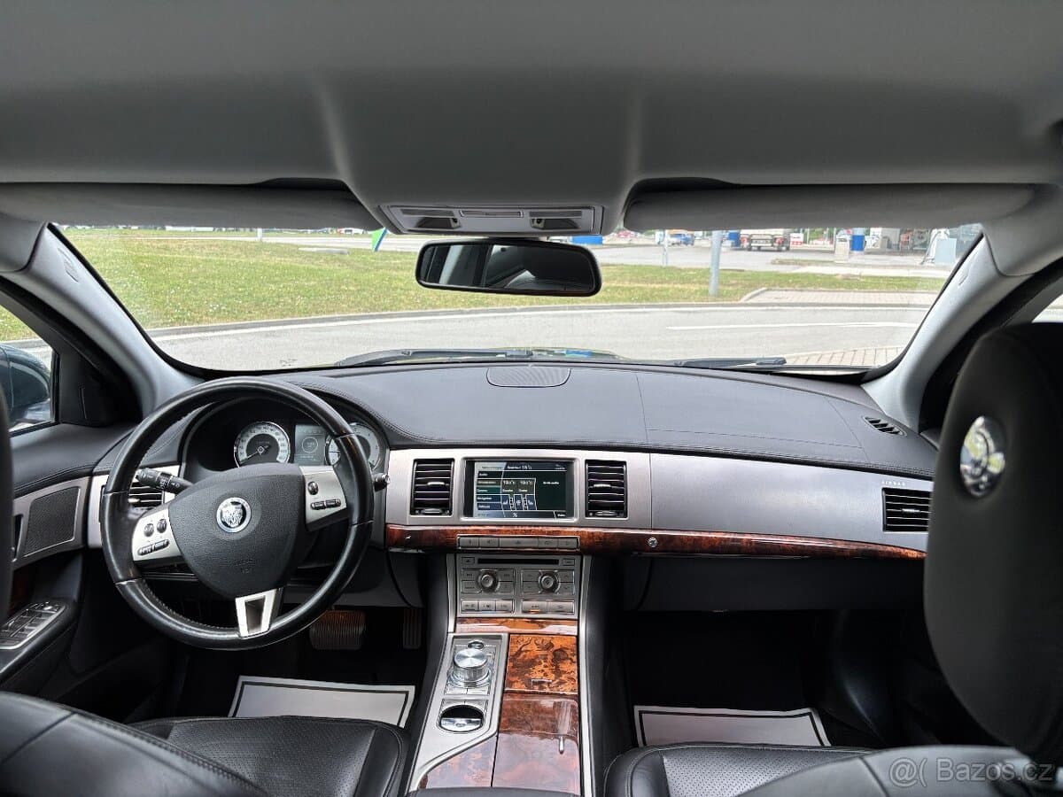 2010 Jaguar XF - 12