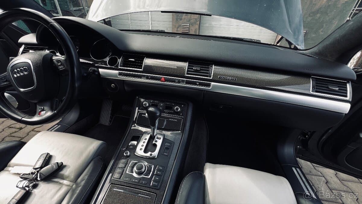 2008 Audi S8 - 12