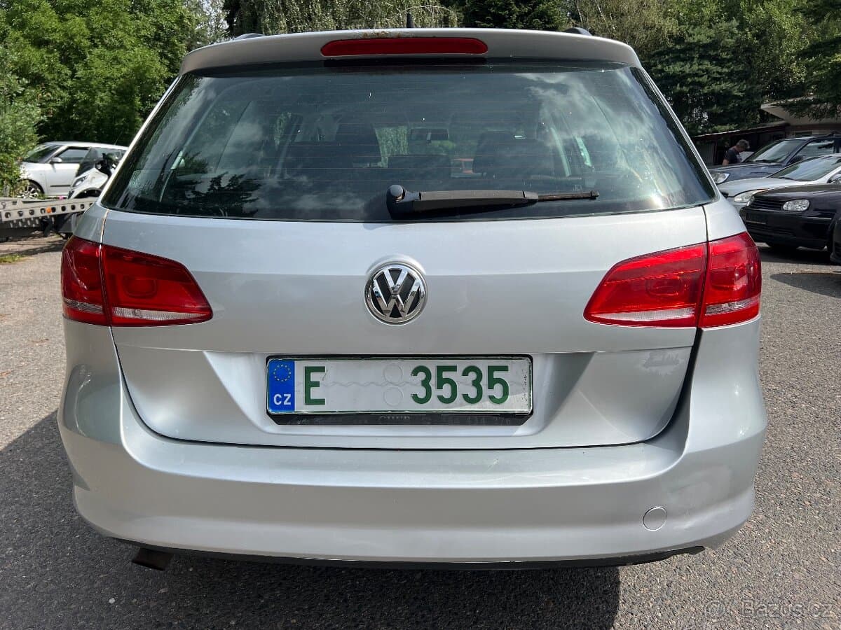 2011 Volkswagen PASSAT - 12