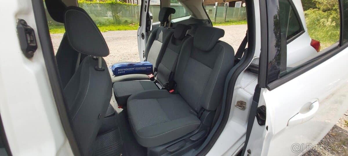 2011 Ford C-MAX - 12
