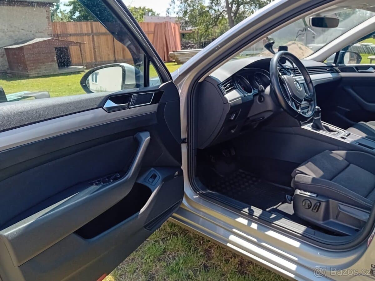 2015 Volkswagen PASSAT - 12