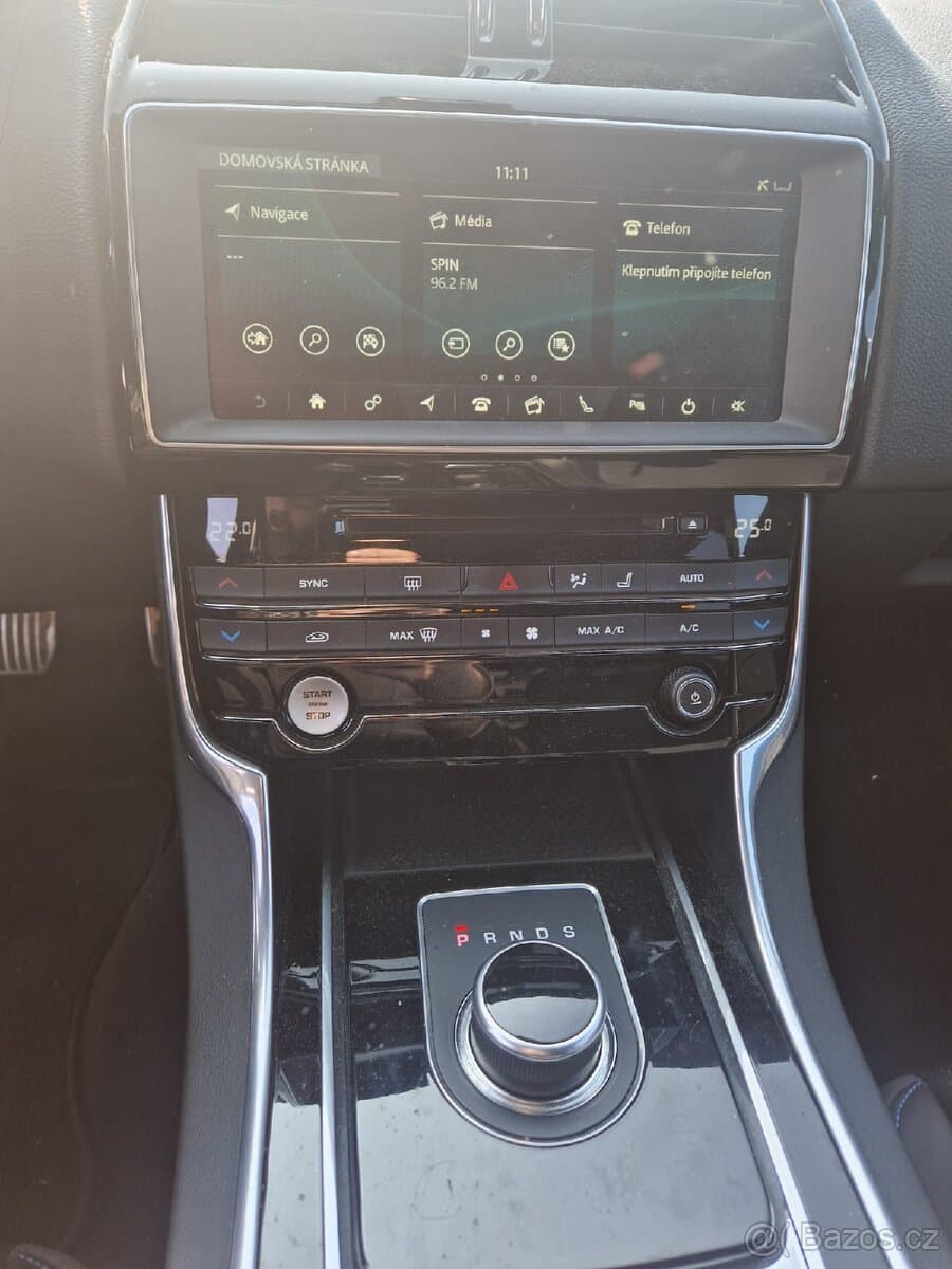 2019 Jaguar XE - 12