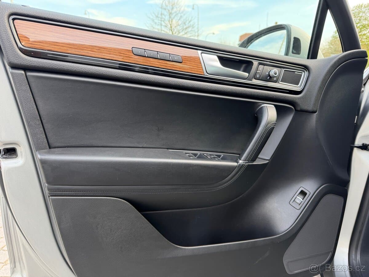 2017 Volkswagen TOUAREG - 12