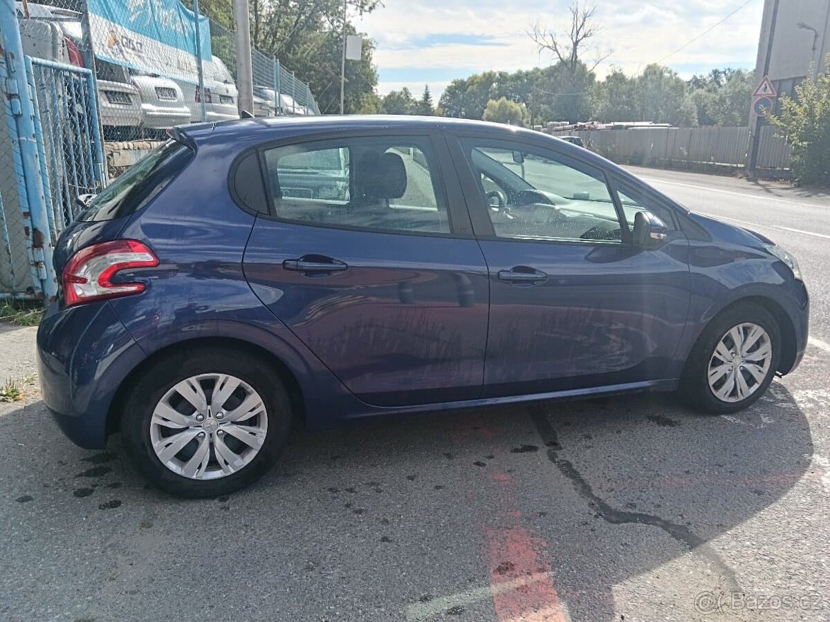 2013 Peugeot 208 - 12