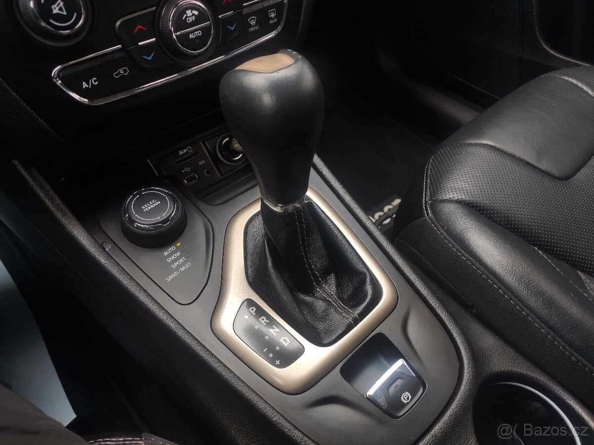 2016 Jeep CHEROKEE - 12