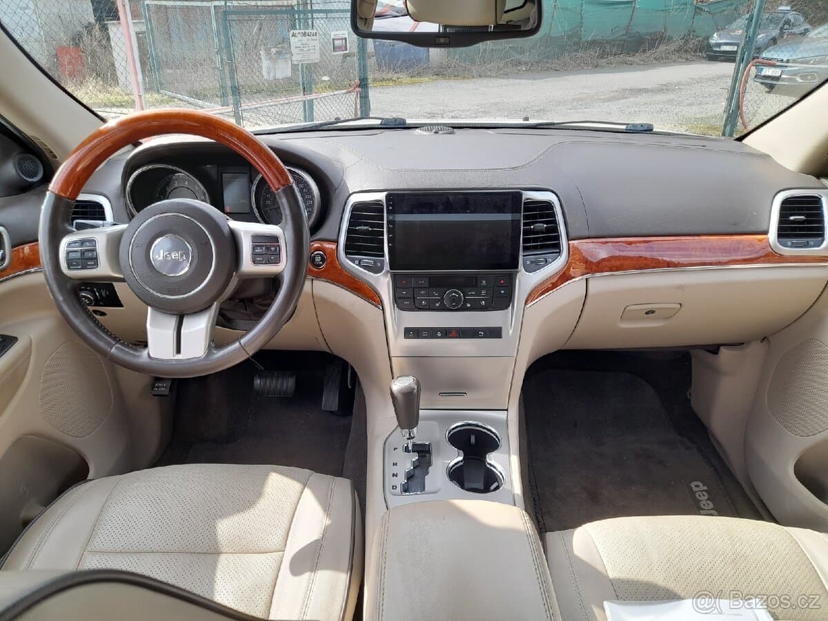 2011 Jeep CHEROKEE - 12
