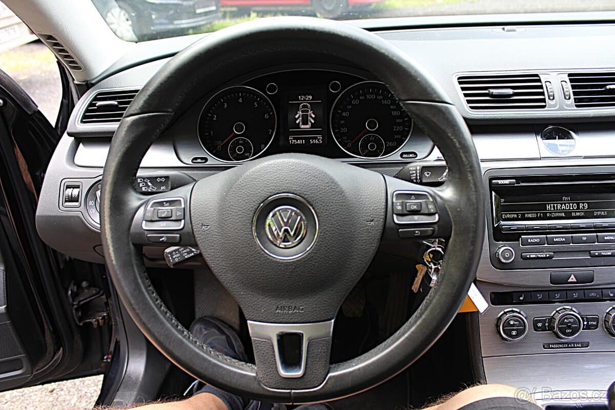 2011 Volkswagen PASSAT - 12