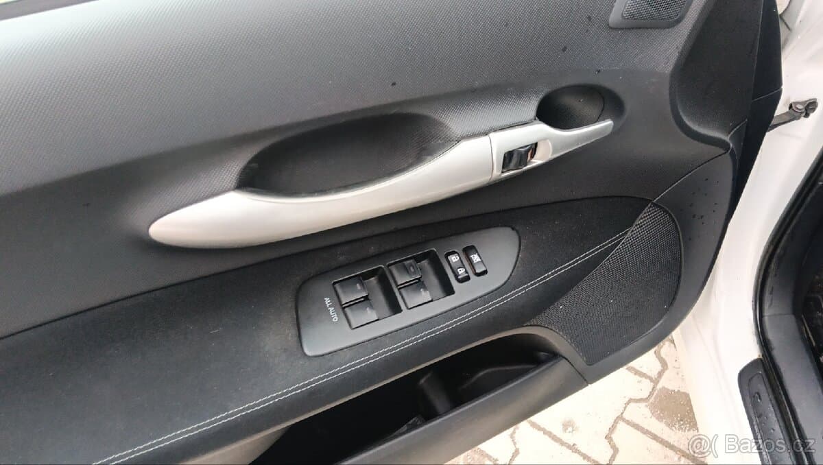 2011 Toyota AURIS - 12