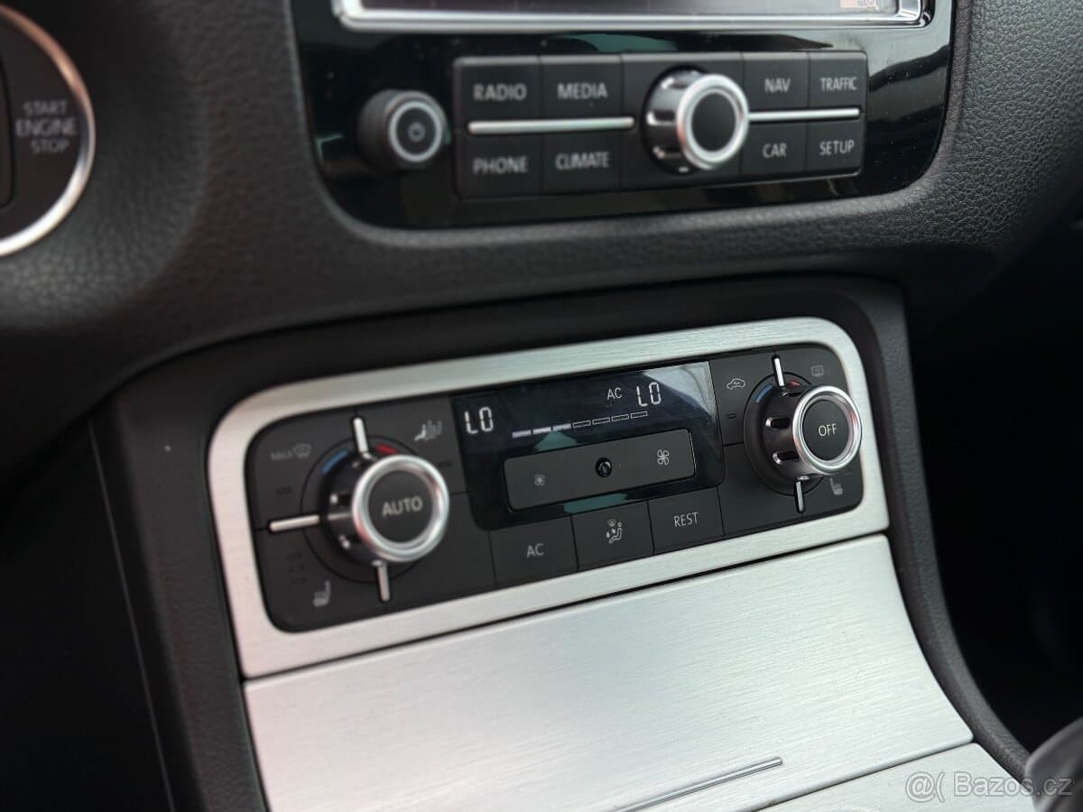 2011 Volkswagen TOUAREG - 12