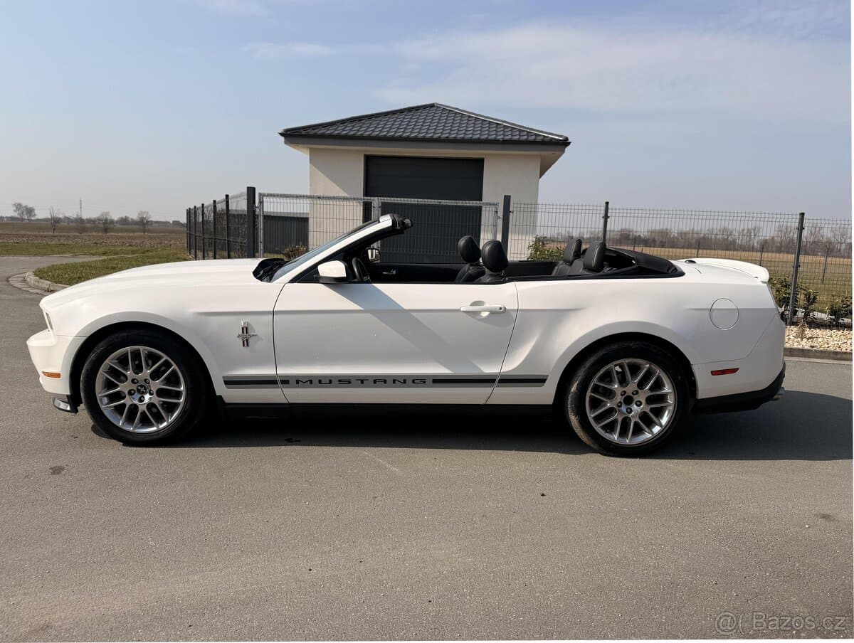 2012 Ford MUSTANG - 12