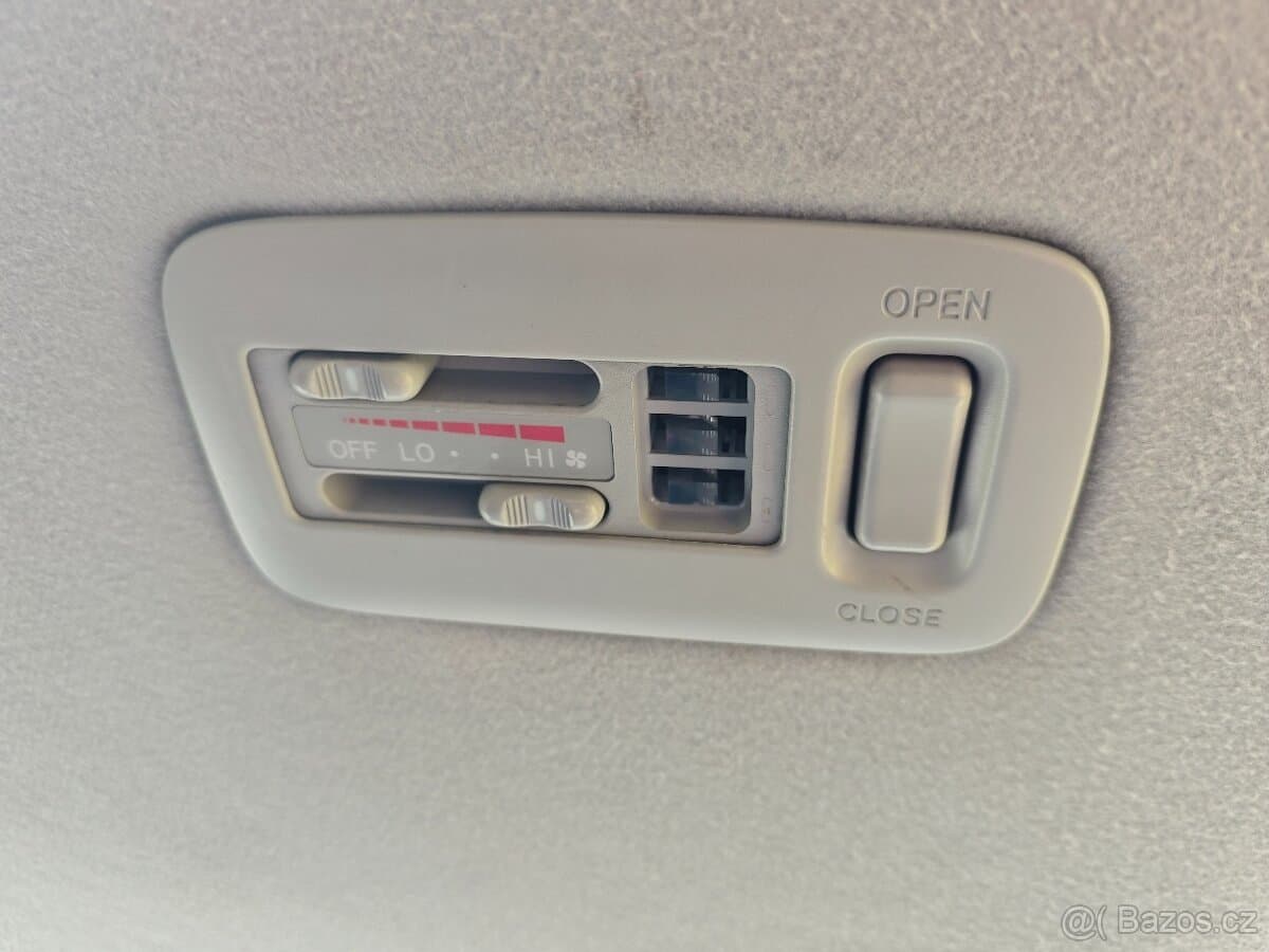2004 Toyota PREVIA - 12