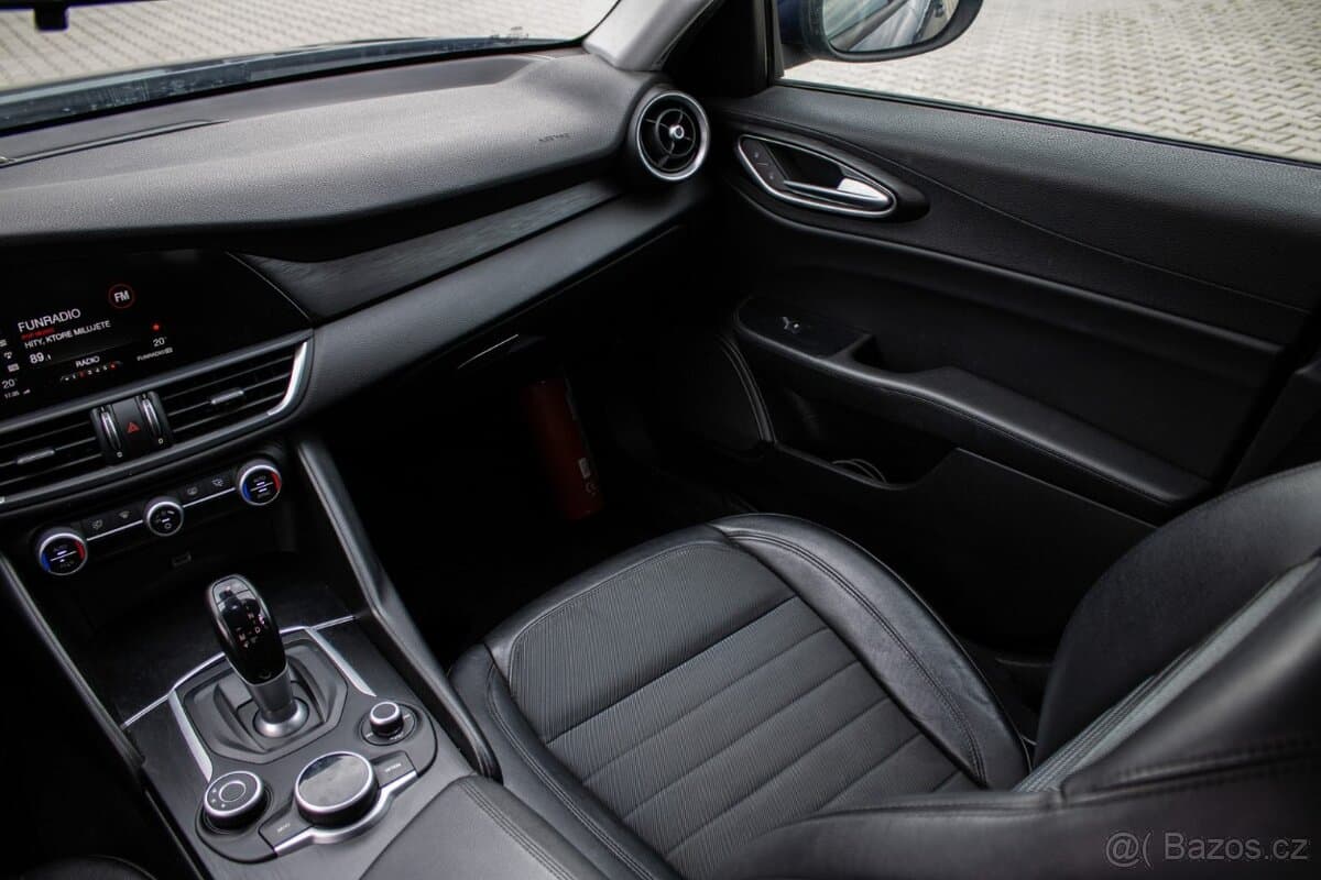 2017 Alfa Romeo GIULIA - 12