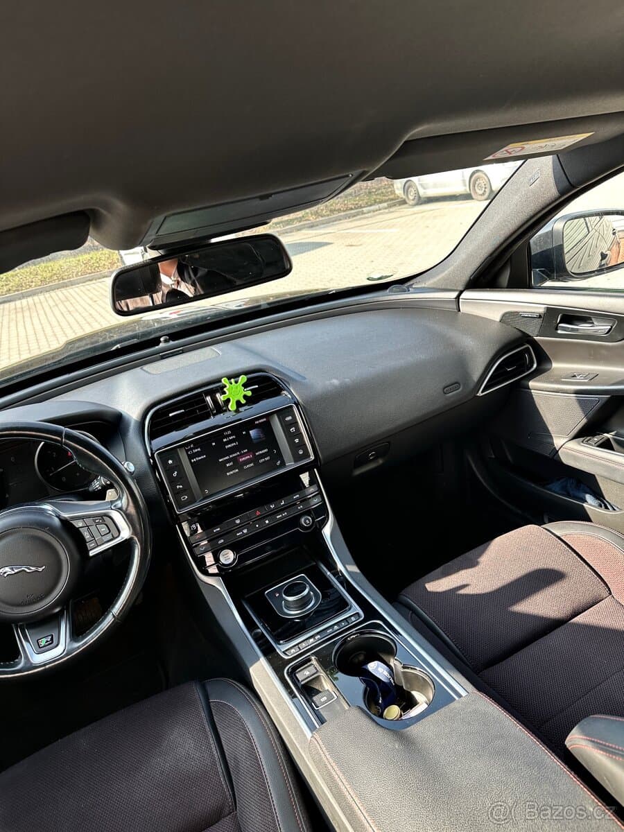 2017 Jaguar XE - 12