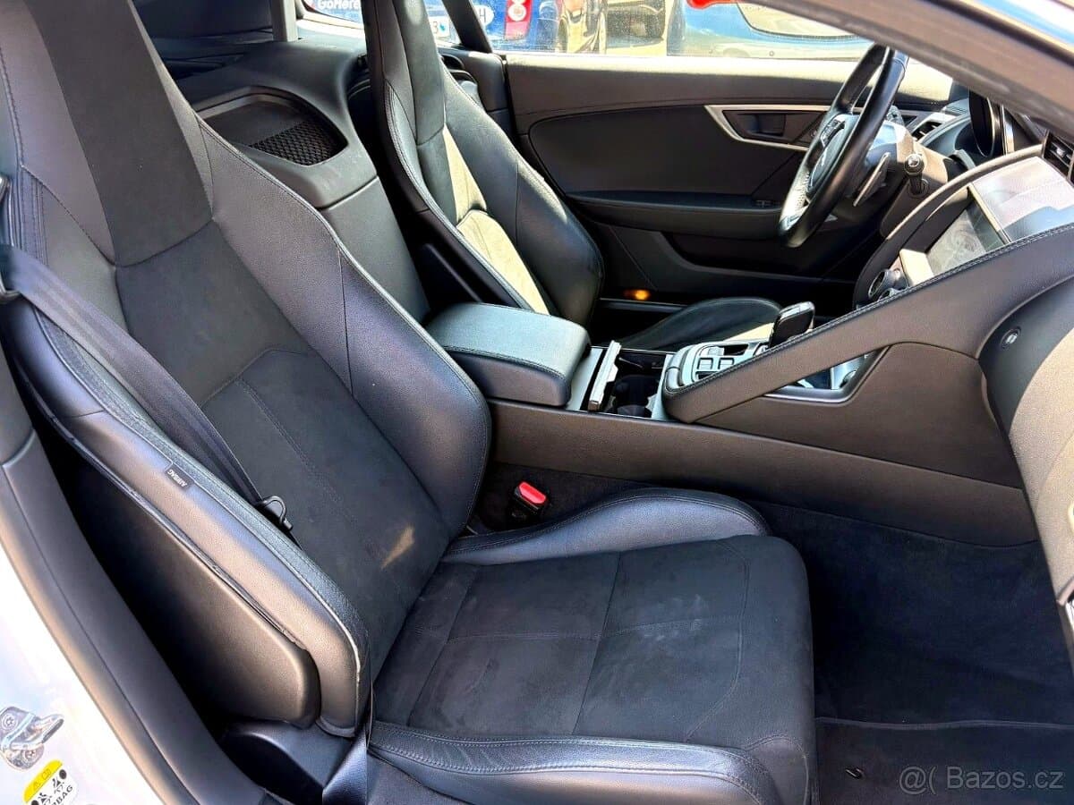 2019 Jaguar F-TYPE - 12