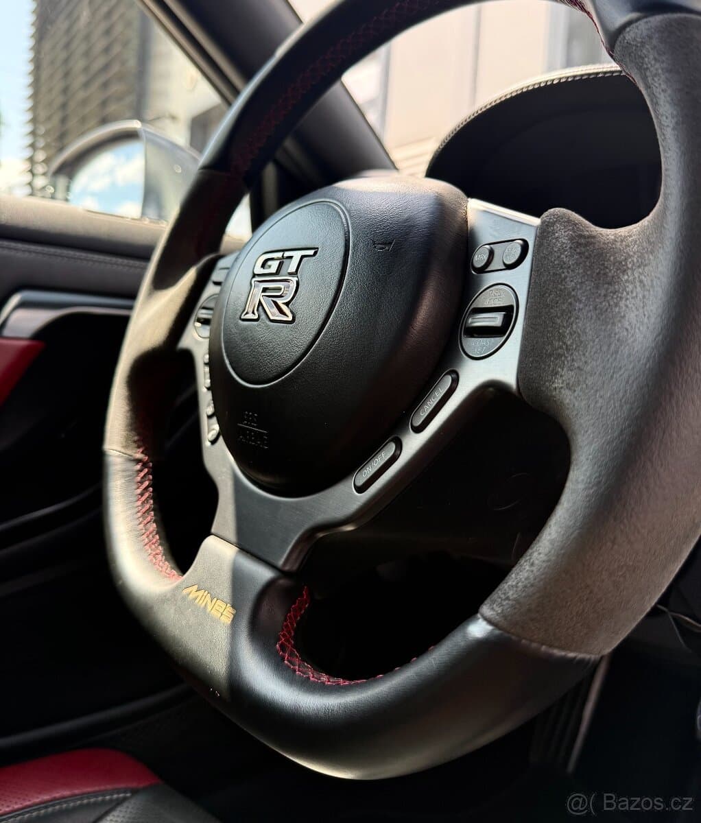 2015 Nissan GT-R - 12