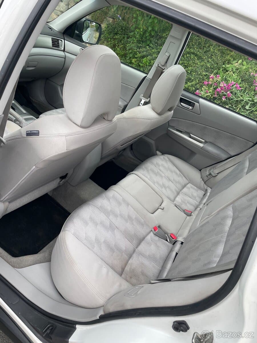 2011 Subaru FORESTER - 12