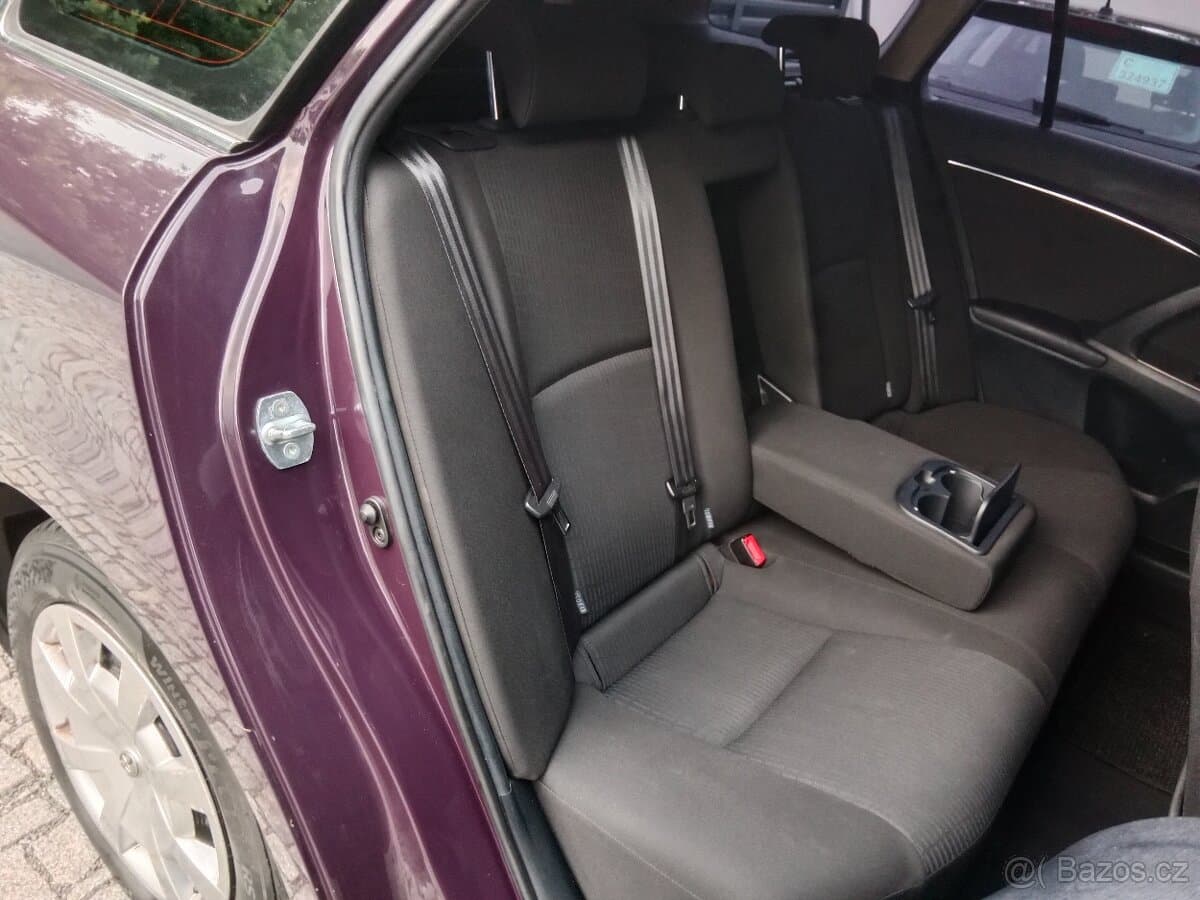 2010 Toyota AVENSIS - 12