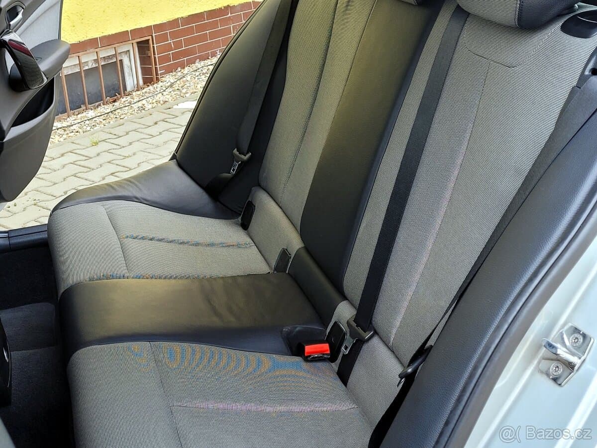 2011 BMW 1-SERIES - 12