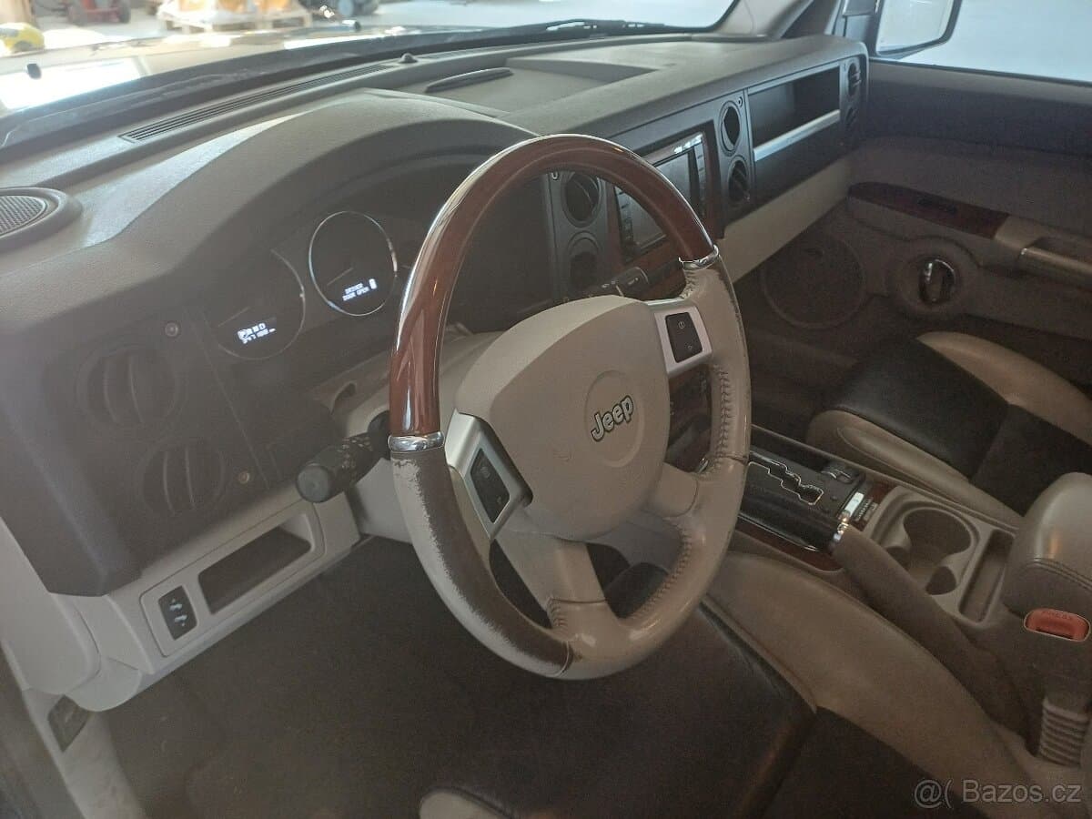 2009 Jeep COMMANDER - 12