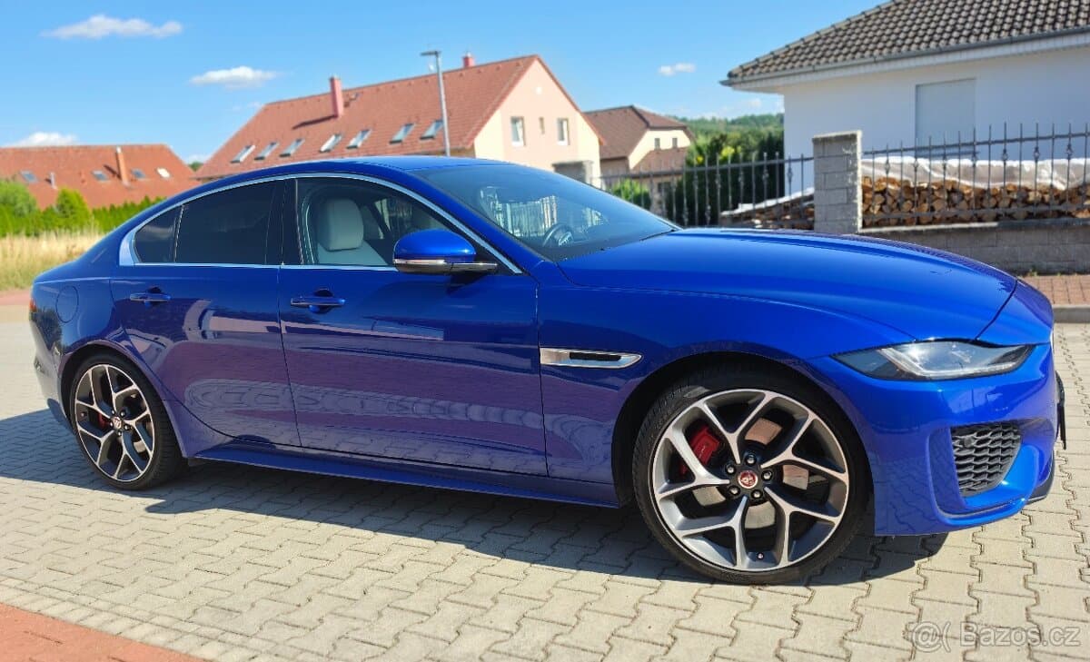 2019 Jaguar XE - 12