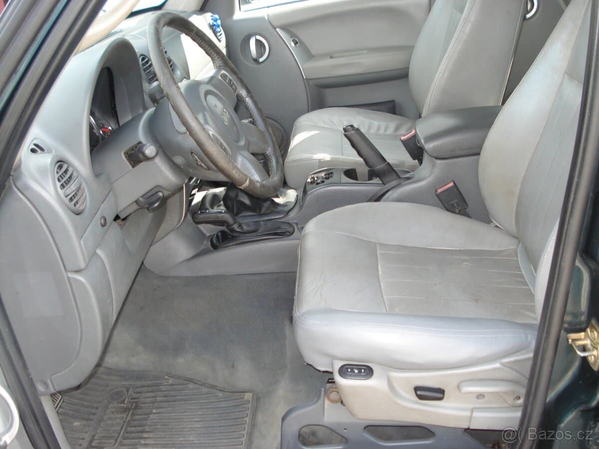2005 Jeep CHEROKEE - 12