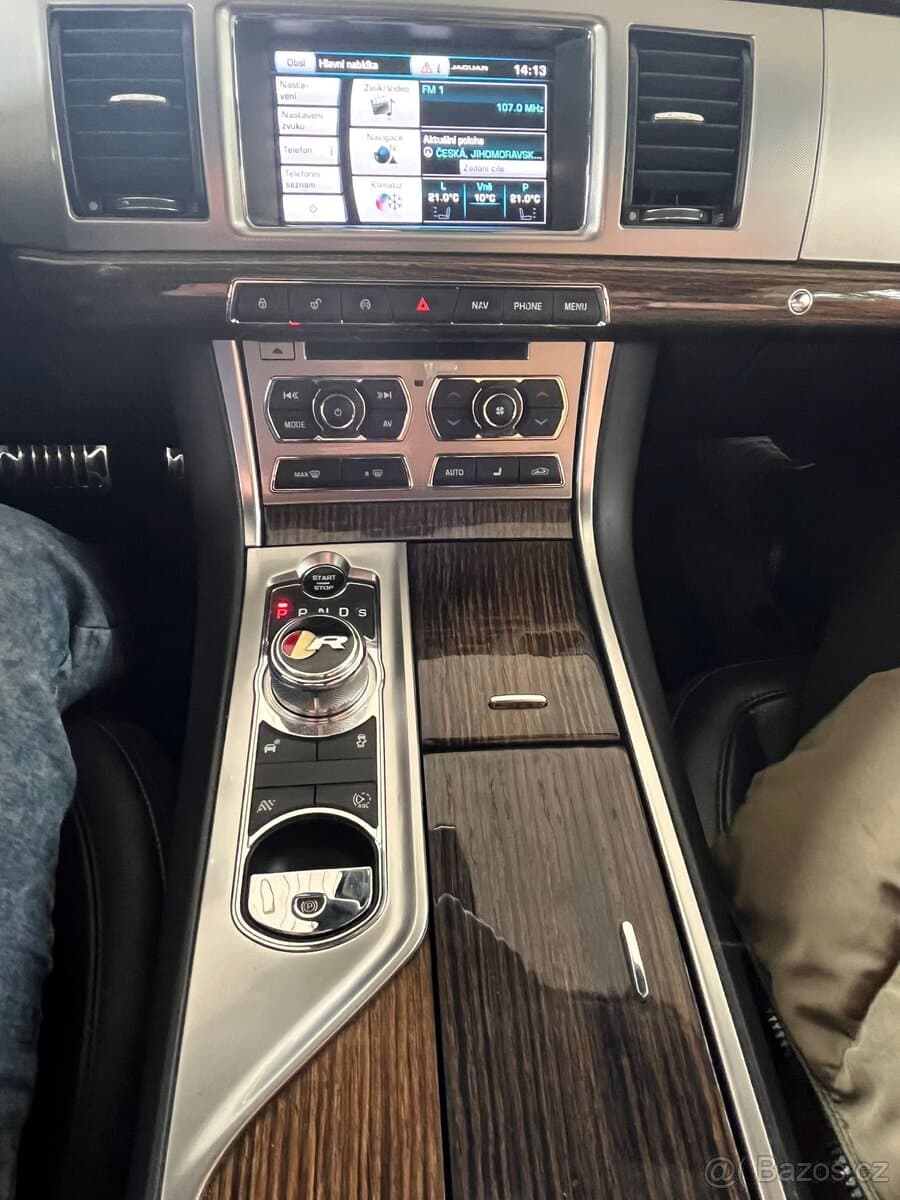2015 Jaguar XF - 13