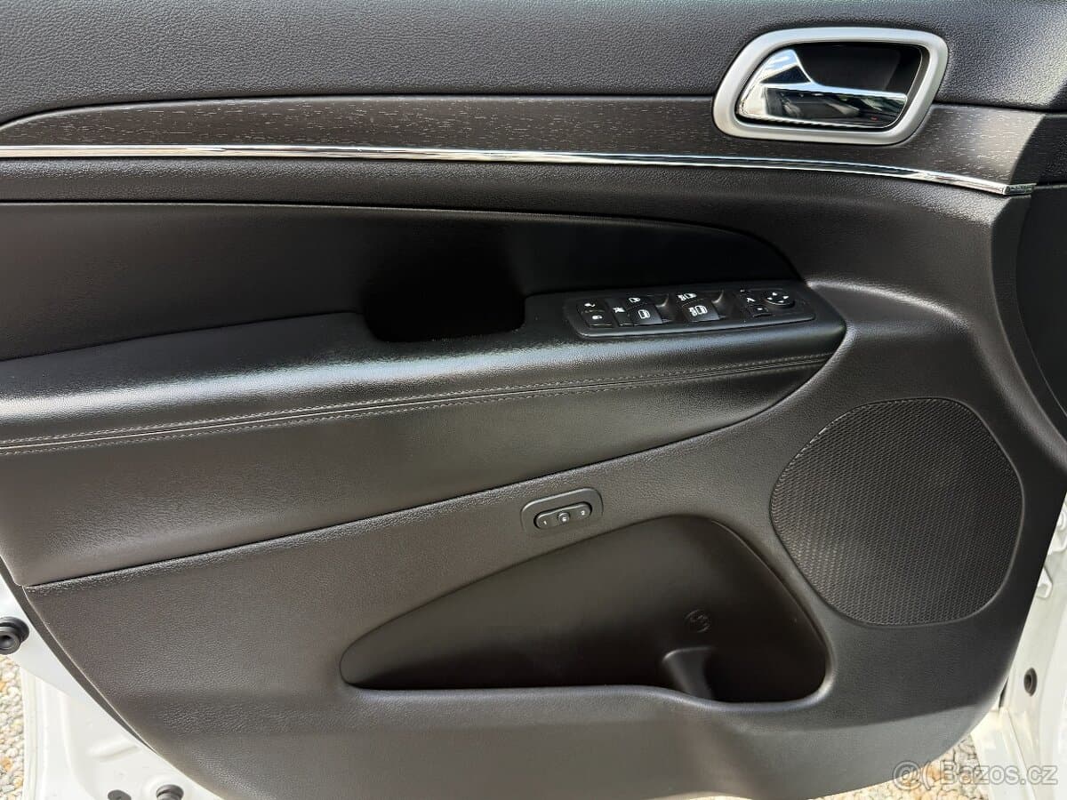 2018 Jeep CHEROKEE - 13