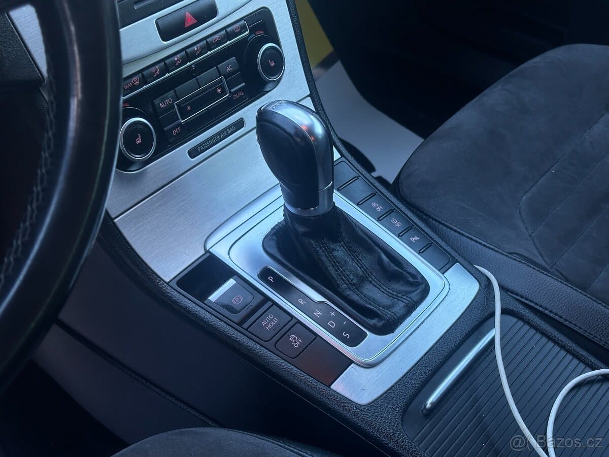 2011 Volkswagen PASSAT - 13