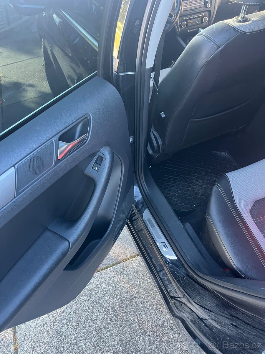2011 Volkswagen JETTA - 13