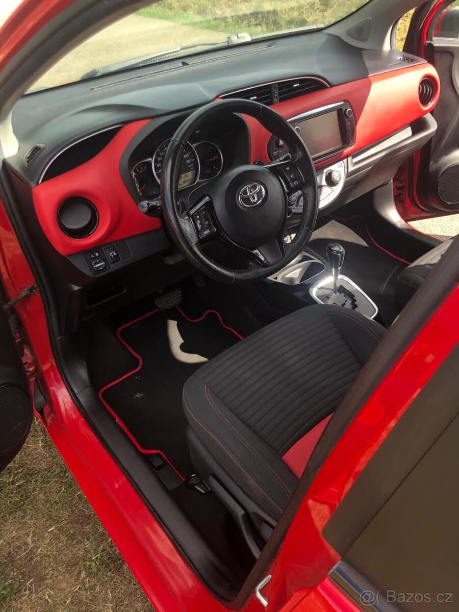 2015 Toyota YARIS - 13